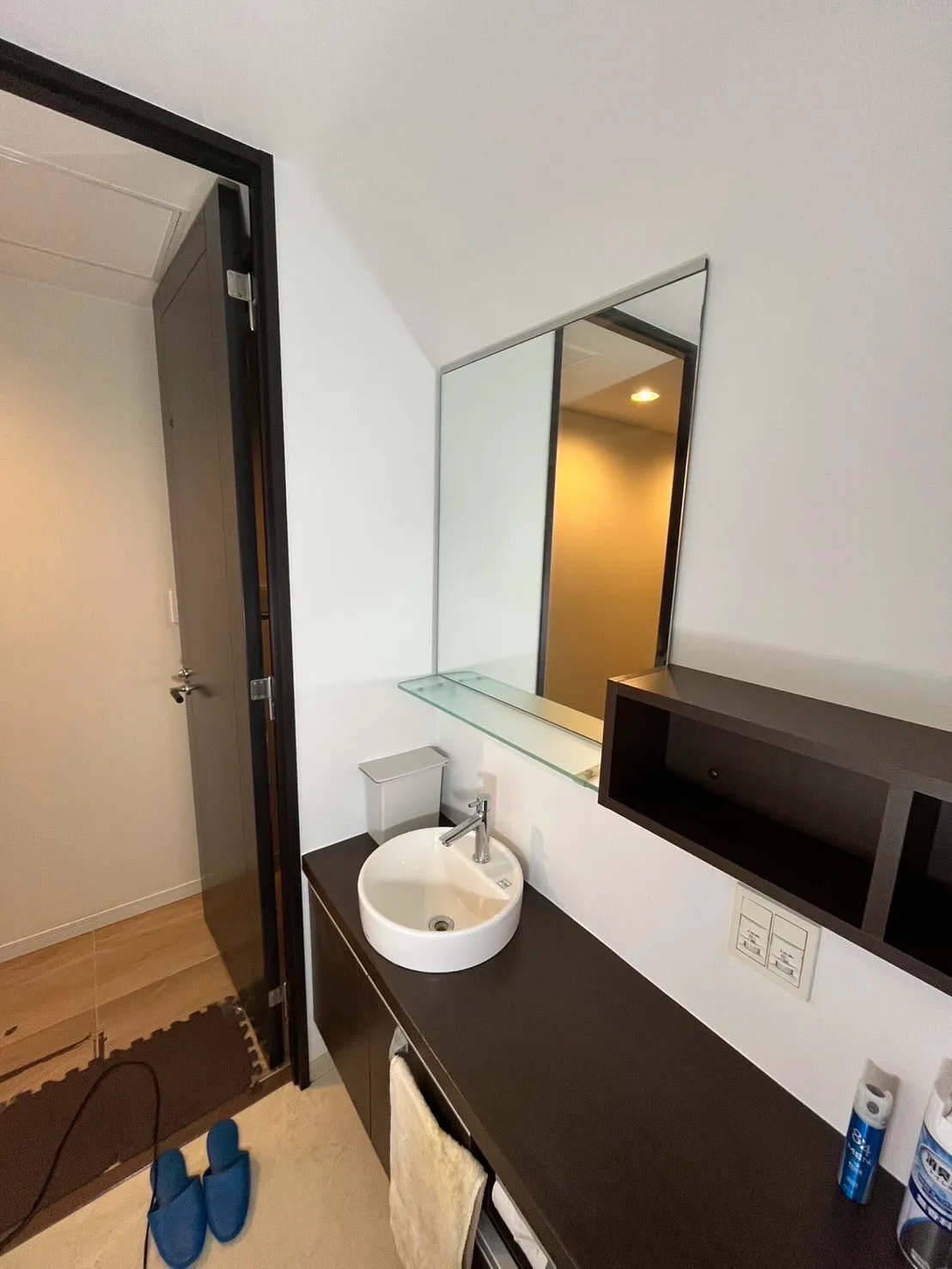 本日はマンションのトイレ内のクロス張り替え作業しました。