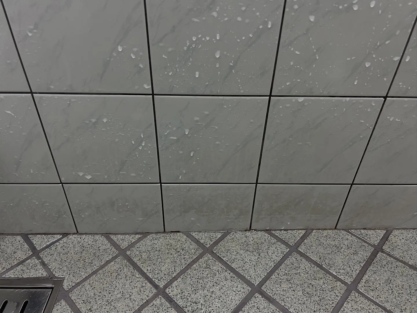 浴室タイル水垢
