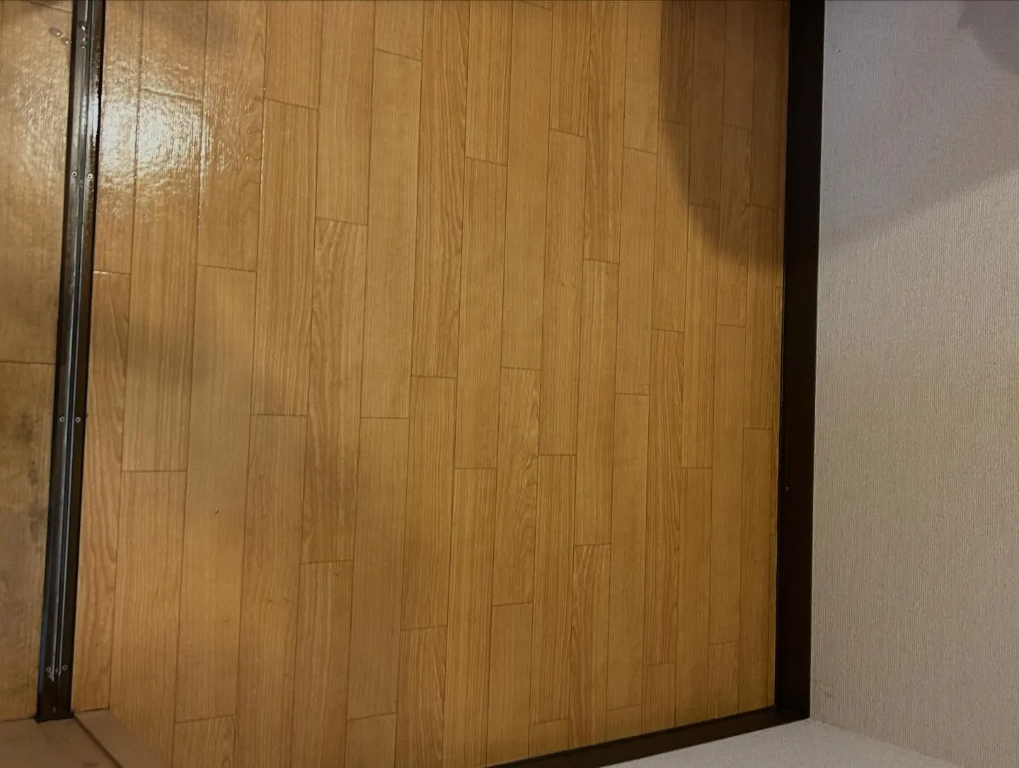 施設の剥離ワックス