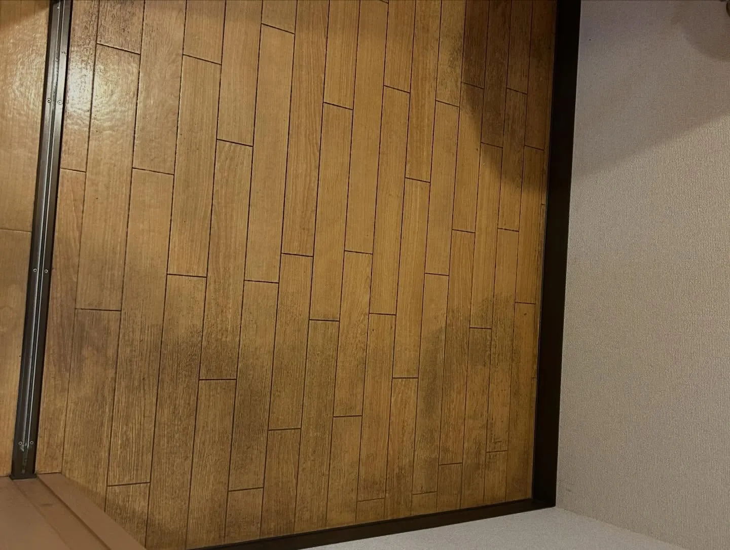 施設の剥離ワックス