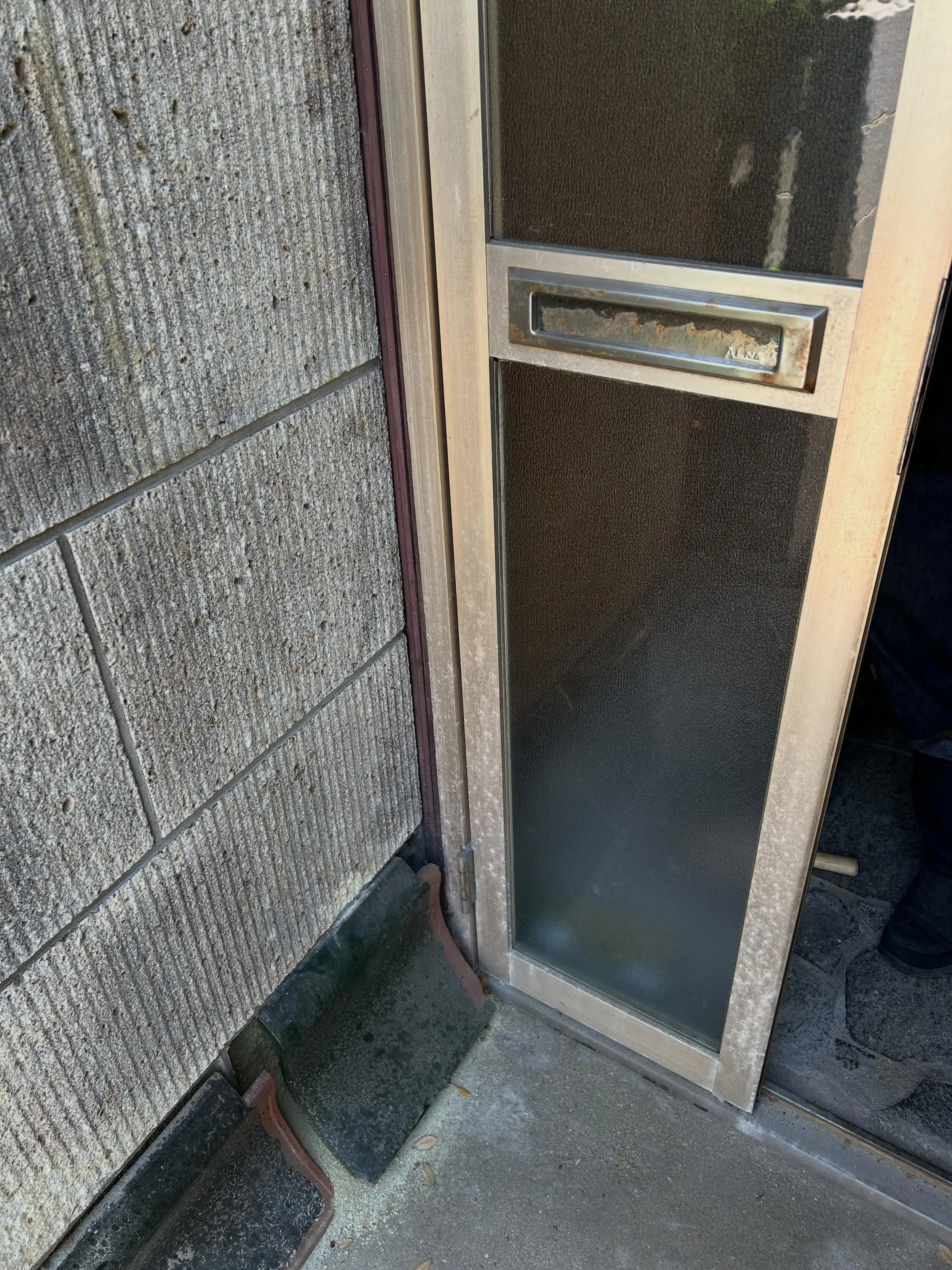 本日、リピーター様からのご依頼で玄関のガラス交換作業にお伺い...